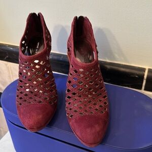 🔥❣️🔥❣️Plum shoes with back zipper details. Like new, very little wear.